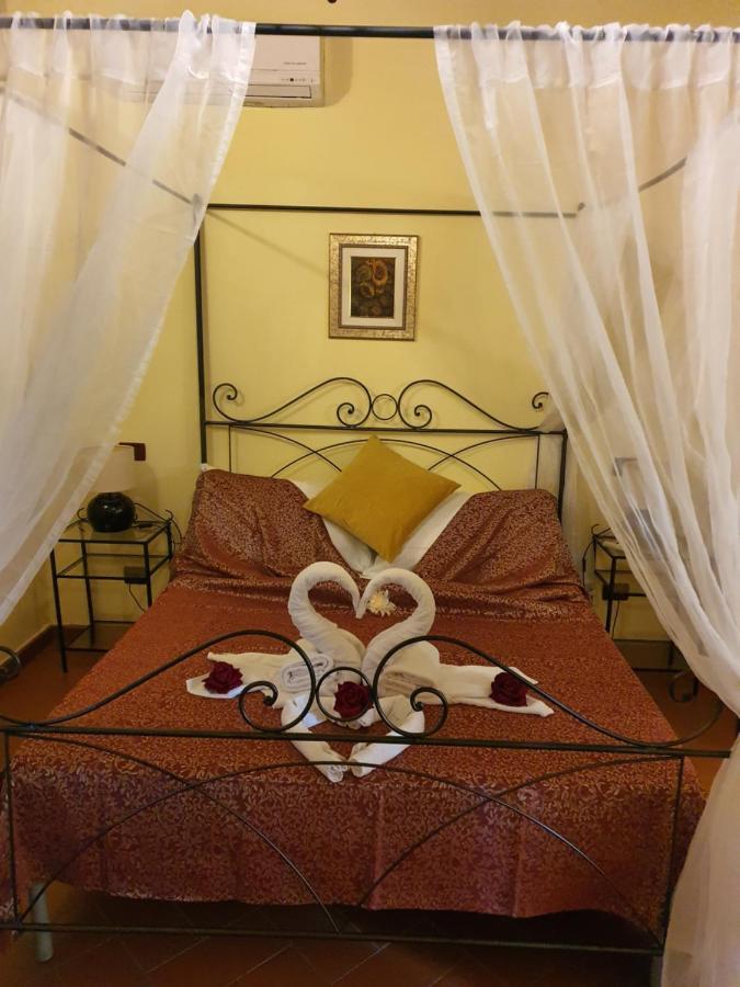 Window To The Tower Bed and Breakfast Pisa Rum bild